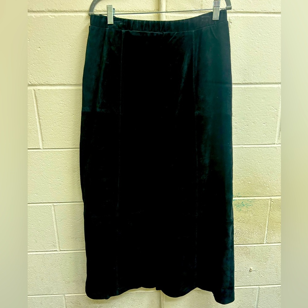 Woman’s black suede size 14 dialogue back zipper long skirt